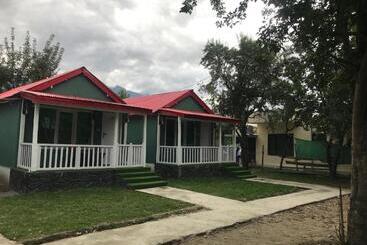 Hotelli The Mountain Cottage Skardu