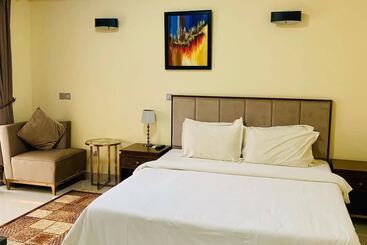 Samsy Hotel And Suites Benin City