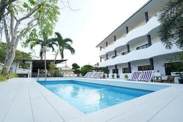Motel Roomquest One Bangsaray