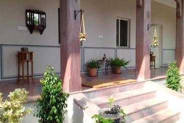 تختخواب و صبحانه Jaswant Niwas