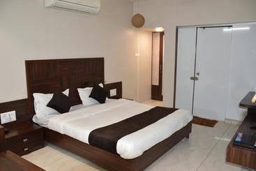 호텔 Om Palace And Party Plot