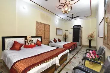 Wow Backpackers Hostels