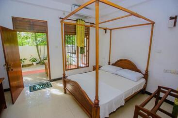 민박 Little Angels