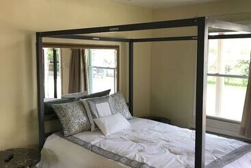 モーテル Presidential Inn & Suites