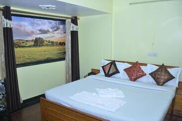 فندق Rajhans International