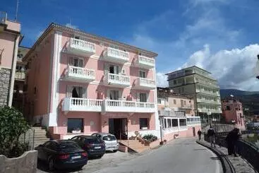 ホテル Albergo Tirreno
