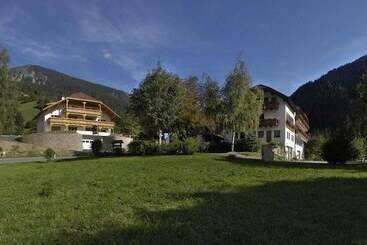 Отель Weisses Rössl Cavallino Bianco