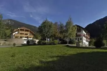 هتل Weisses Rössl   Cavallino Bianco