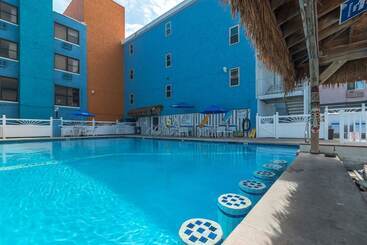 Oceanic Hotel & Barefoot Tiki Bar