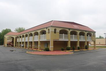 בית מלון כפרי Econo Lodge Huntington   Barboursville University Area