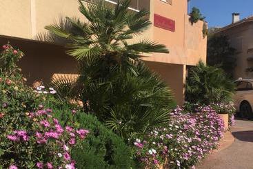 בית מלון כפרי Les Pins Maritimes