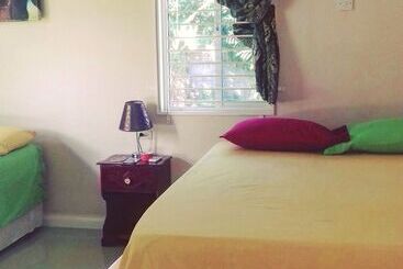 Hotbox Bud & Breakfast   Hostel