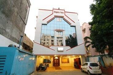 Hotel Fabexpress Dolphin Park