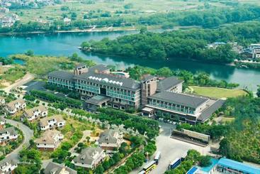 Отель Riverside Luxury