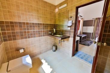 Emperor Resort & Spa 5min Walk From Vagator & Ozran Beach