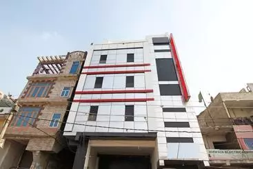 Hotel Super Collection O Sector 110 Noida