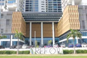 Hotel De Houz   Trefoil Setia Alam Home Stay