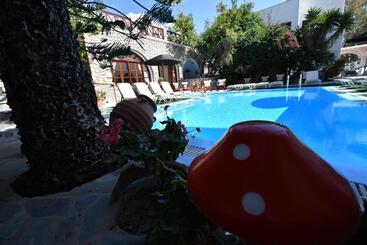 هتل آپارتمان Philoxenia Hotel & Studios