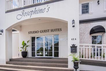 هتل Josephines Luxury Accommodation
