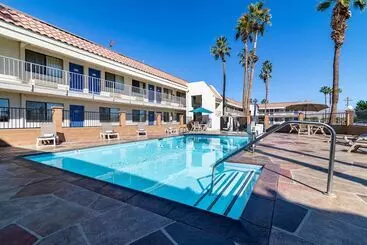 ホテル Rodeway Inn & Suites Thousand Palms   Rancho Mirage