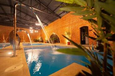 Quindeloma Art Hotel And Gallery