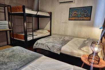 צימר Treehouse Hostel