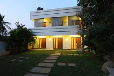 هتل Oyo 8229 Marine Drive