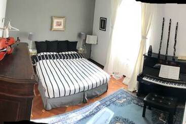 تختخواب و صبحانه Bb Tube