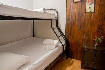Отель Hostel The Pod 33