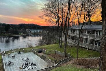 فندق Inn At The Falls