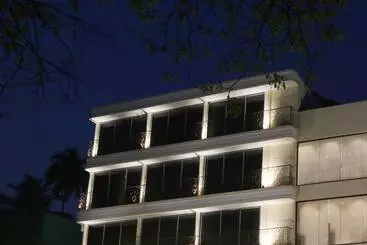 Hotel The Flora Grand