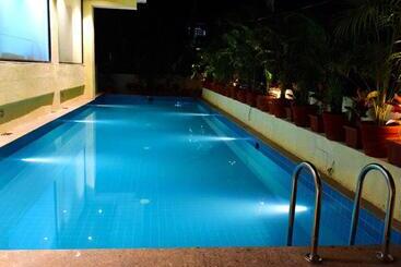 Hotel The Flora Grand