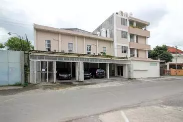 Otel Reddoorz Near Stadion Manahan Solo