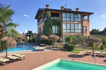 בית מלון כפרי Bertoletta Village Apartments