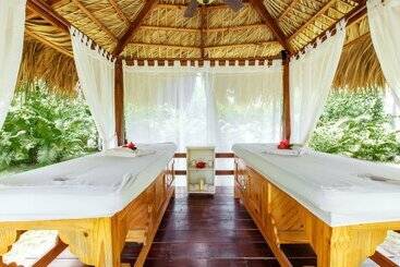 فندق Tropicana Suites Deluxe Beach Club & Pool