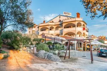 هتل Apartments And Rooms With Wifi Vrsar, Porec   3007