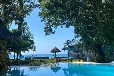 هتل Camiguin Island Golden Sunset Beach Club