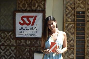 בית מלון כפרי The Sharks Tail Dive Center