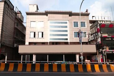 호텔 Capital O 12172  Deep Premium