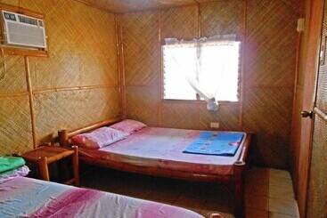 פנסיון Mar And Em's Bamboo Cottages