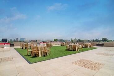 Hotell Home In By Amrik Sukhdev