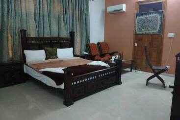 ホテル  orash Lodges