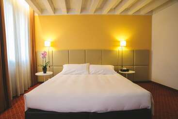 مسافرخانه Relais Santa Corona