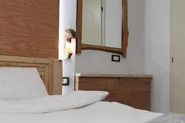 Auberge Dardha Inn