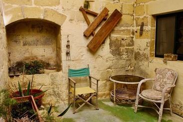 مبيت وإفطار Ta Mina Gharb