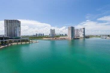 Hotel Renaissance Cancun Resort & Marina