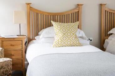 הוסטל Wheelwrights Arms Country Inn & Pub