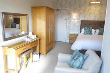 膳宿费 The Cliffbury