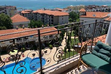 هتل آپارتمان Triumph Holiday Village