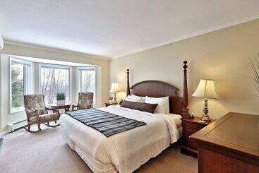 The Birch Ridge: English Gentleman S Room #9   King Suite In Killington, Vermont. Hot Tub. 1 Bedroom